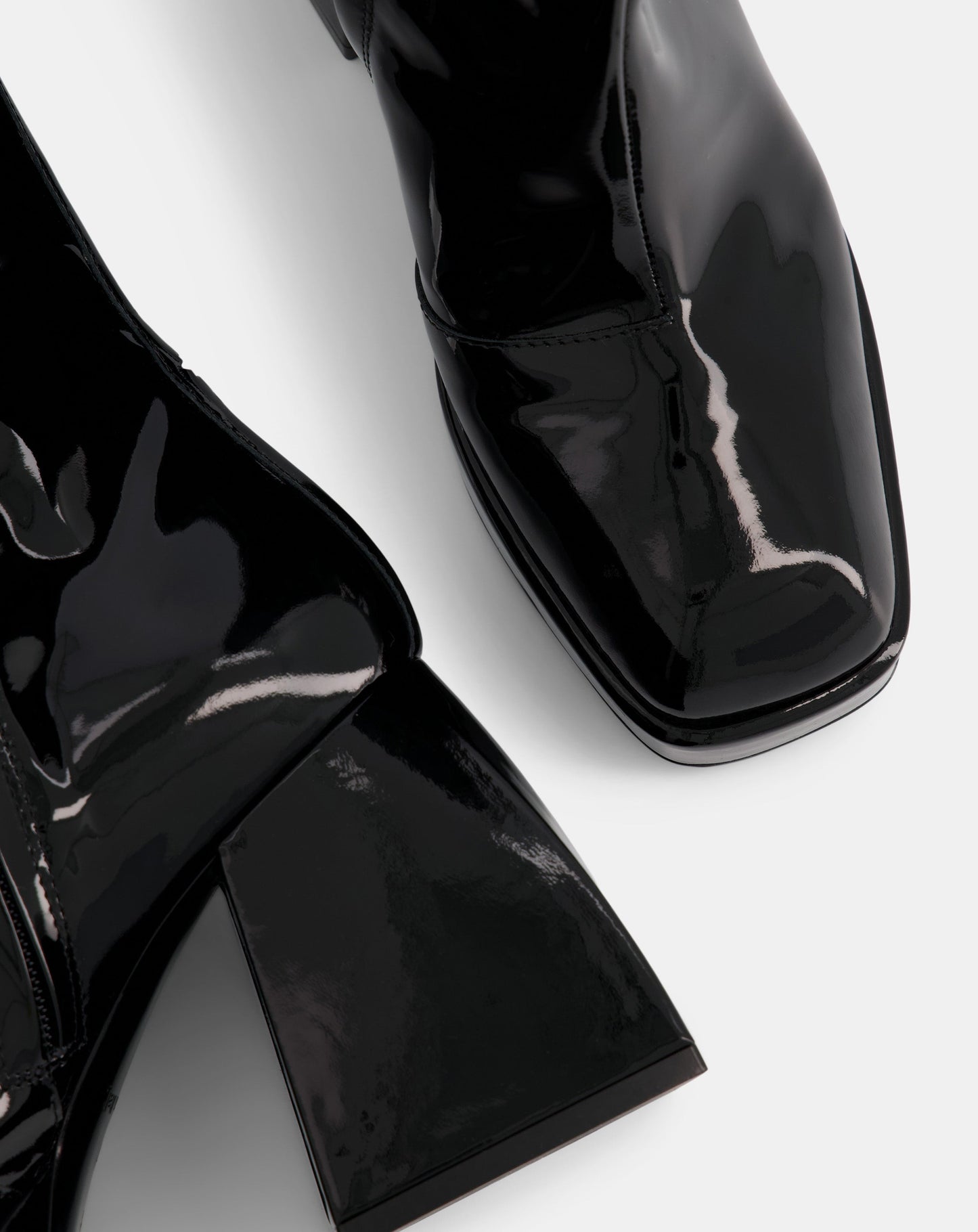 Bulla Corta Black Patent